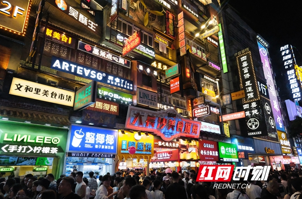 “五一”假期五一商圈客流激增，網(wǎng)紅長沙再現(xiàn)頂流效應(yīng)。.jpg