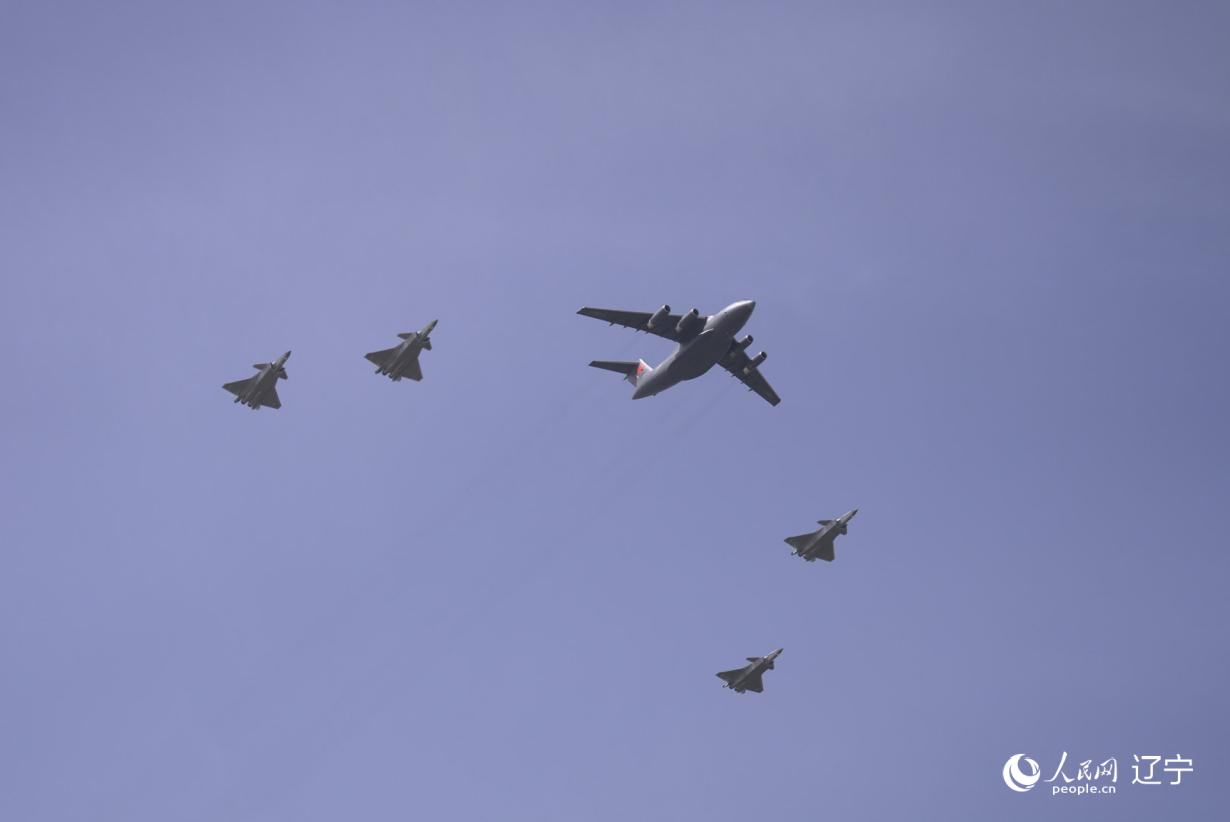執(zhí)行第十二批在韓中國(guó)人民志愿軍烈士遺骸轉(zhuǎn)運(yùn)任務(wù)的運(yùn)-20進(jìn)入中國(guó)領(lǐng)空后，首次采用“五機(jī)編隊(duì)”的方式，由4架殲-20伴飛護(hù)航，與往年相比護(hù)航規(guī)格更高。人民網(wǎng)記者 邱宇哲攝