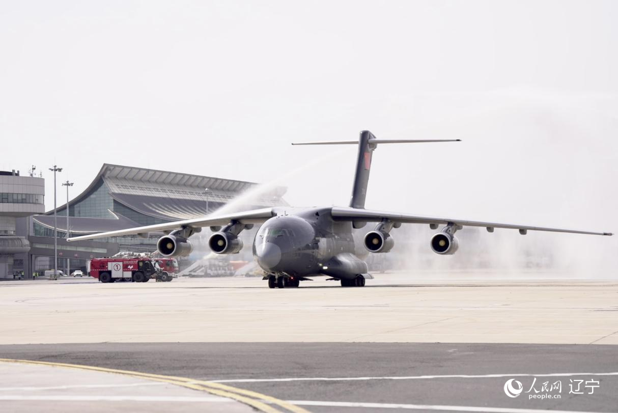 沈陽(yáng)桃仙國(guó)際機(jī)場(chǎng)以“過水門”最高禮遇迎接英烈回家。人民網(wǎng)記者 邱宇哲攝