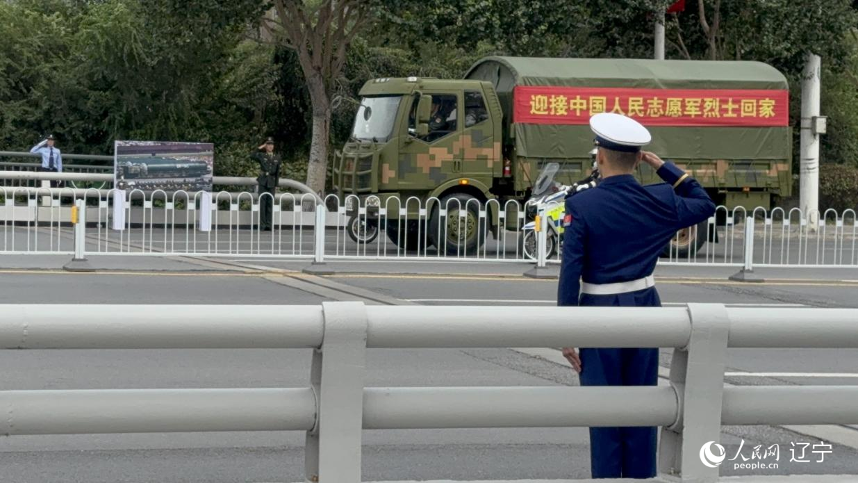 沈陽(yáng)市渾河橋東側(cè)，擺放著東風(fēng)—5C導(dǎo)彈的受閱照片。人民網(wǎng)記者 湯龍攝