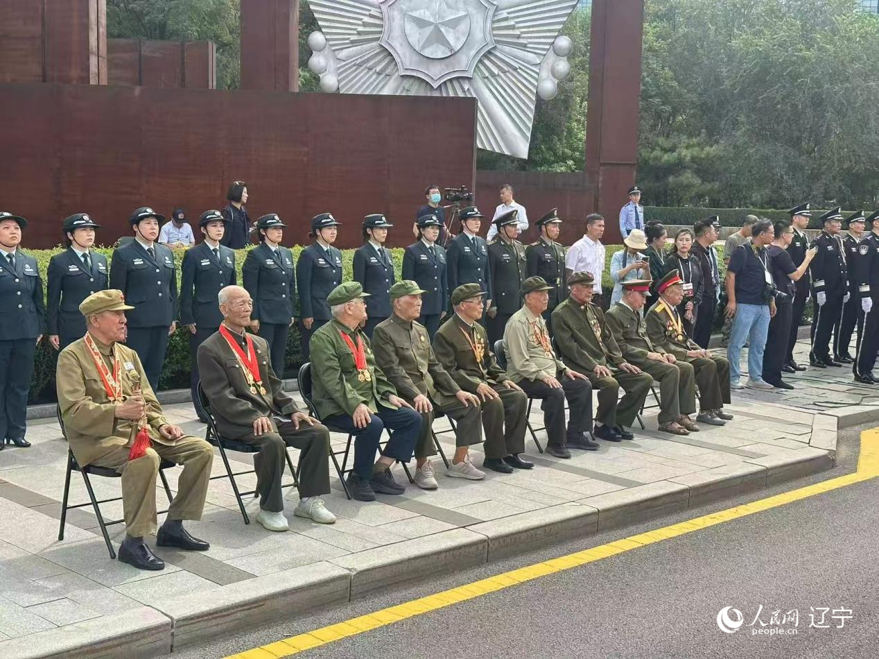 沈陽(yáng)抗美援朝烈士陵園門前，志愿軍老戰(zhàn)士等候戰(zhàn)友的歸隊(duì)。人民網(wǎng)記者 周頌雪攝