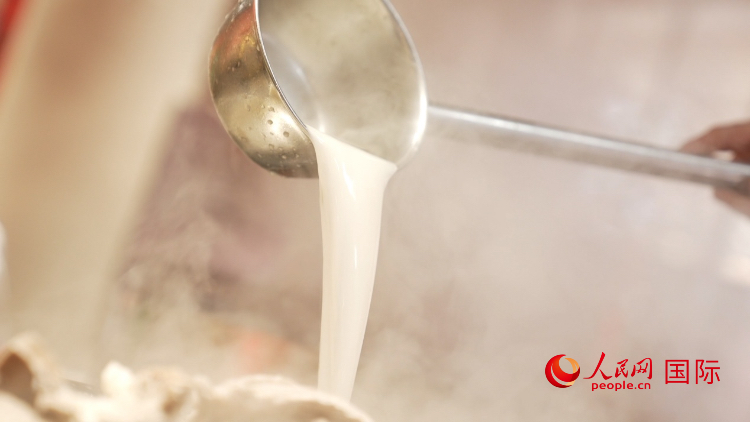 熬制中的徐州羊湯。人民網(wǎng)記者 蘇纓翔攝