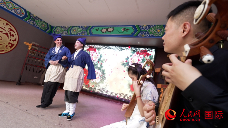 人民網(wǎng)外籍專(zhuān)家湖長(zhǎng)明體驗(yàn)柳琴戲。人民網(wǎng)記者 蘇纓翔攝
