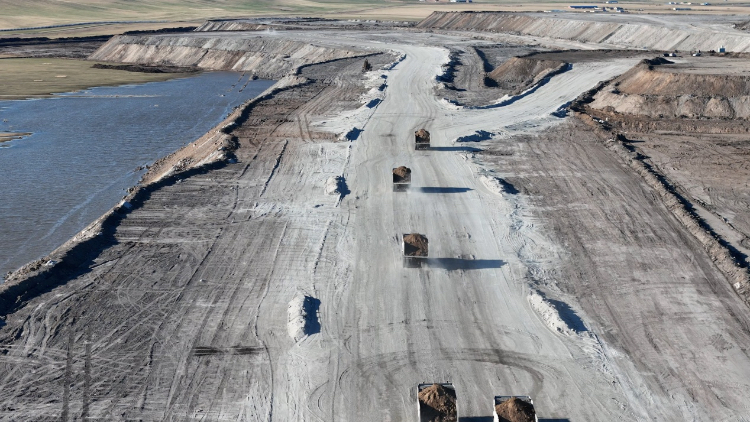 徐工無(wú)人電動(dòng)礦卡行駛在內(nèi)蒙古華能伊敏露天礦區(qū)。受訪對(duì)象供圖