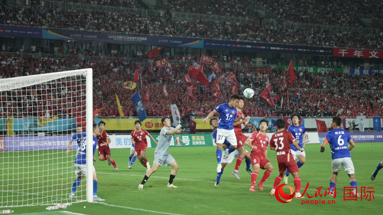 “蘇超”比賽現(xiàn)場(chǎng)。人民網(wǎng)記者 余樂(lè)攝