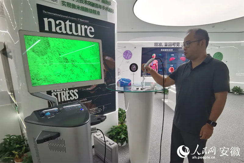 陳廷嘉演示“安刀”使用方法。人民網(wǎng)記者 胡雨松攝