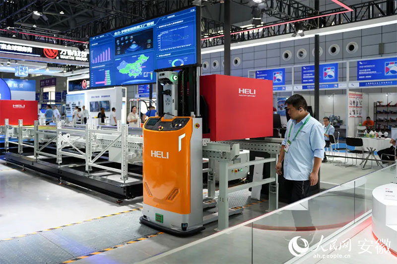 2024世界制造業(yè)大會上，合力將智能數(shù)據(jù)工廠系統(tǒng)帶進(jìn)展會。人民網(wǎng)記者 王銳攝