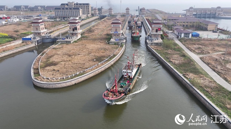 接鮮船駛過(guò)南通啟東呂四漁港船閘。人民網(wǎng)記者 余樂(lè)攝