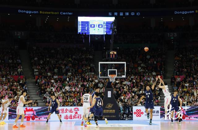 11月12日，十五運(yùn)會(huì)男籃成年組決賽，現(xiàn)場(chǎng)有序而熱烈。張由瓊 攝