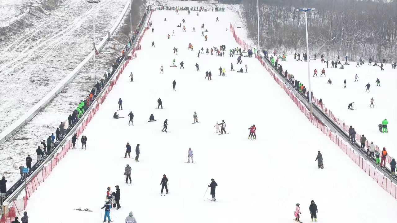 沈陽怪坡國際滑雪場迎來眾多滑雪愛好者。人民網(wǎng)記者 孝媛攝