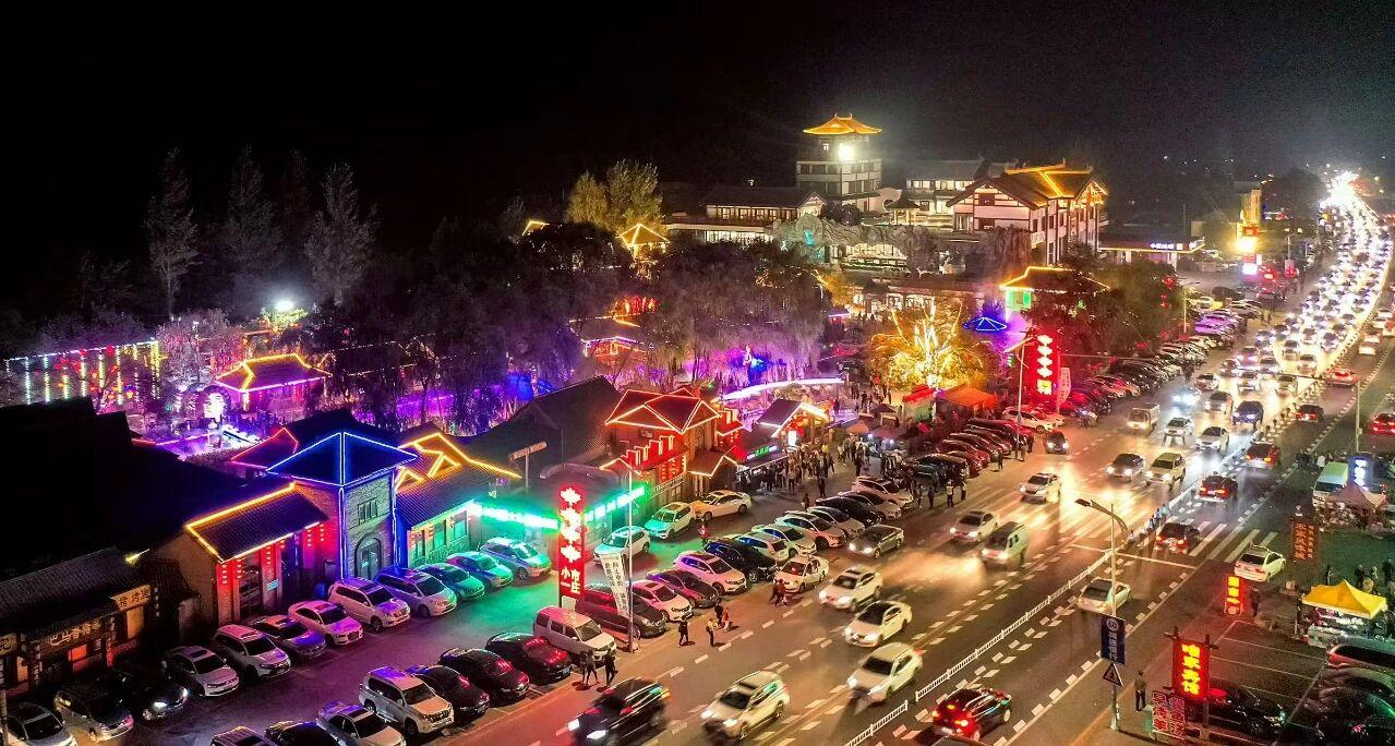 “小市一莊”夜景。受訪者供圖