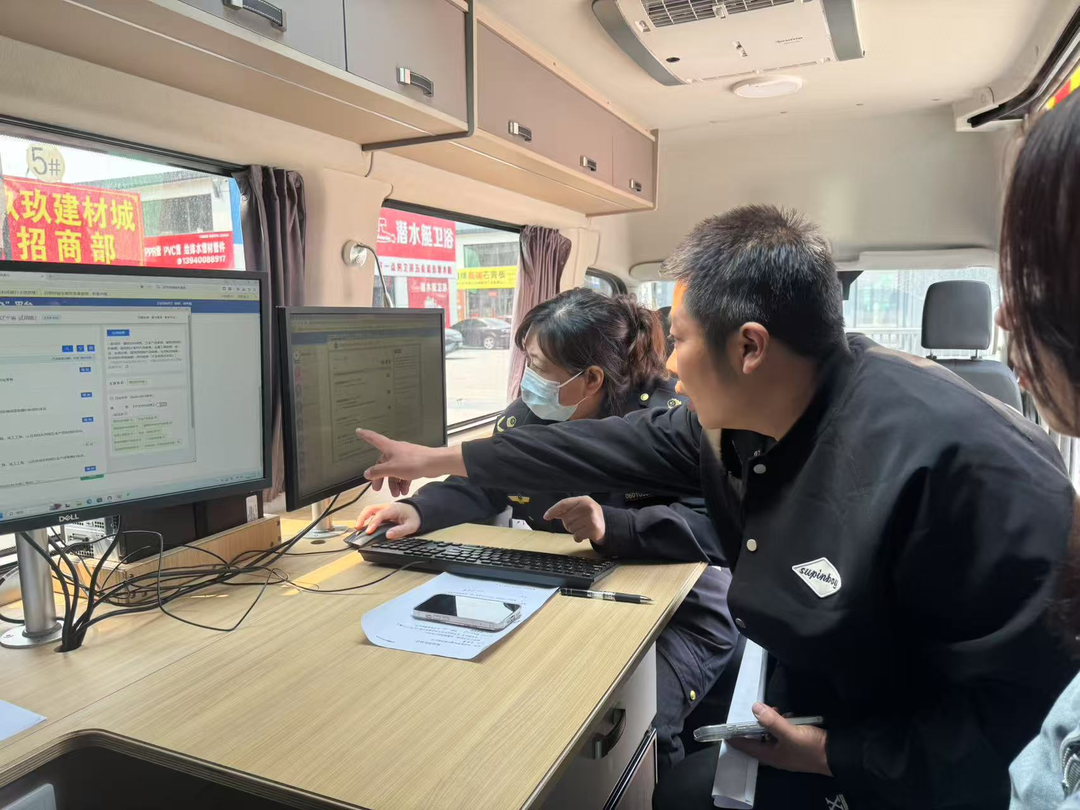 沈陽(yáng)市大東區(qū)市場(chǎng)監(jiān)督管理局將政務(wù)服務(wù)窗口“搬”到商戶“家門(mén)口”，現(xiàn)場(chǎng)為經(jīng)營(yíng)主體集中辦理并頒發(fā)營(yíng)業(yè)執(zhí)照。沈陽(yáng)市營(yíng)商局供圖