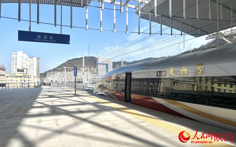 2025年12月26日，C9312次復(fù)興號列車抵達延安站。人民網(wǎng)記者 鄧楠攝