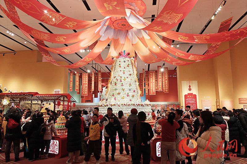 觀眾在中國非物質(zhì)文化遺產(chǎn)館參觀展覽。人民網(wǎng)記者 韋衍行攝