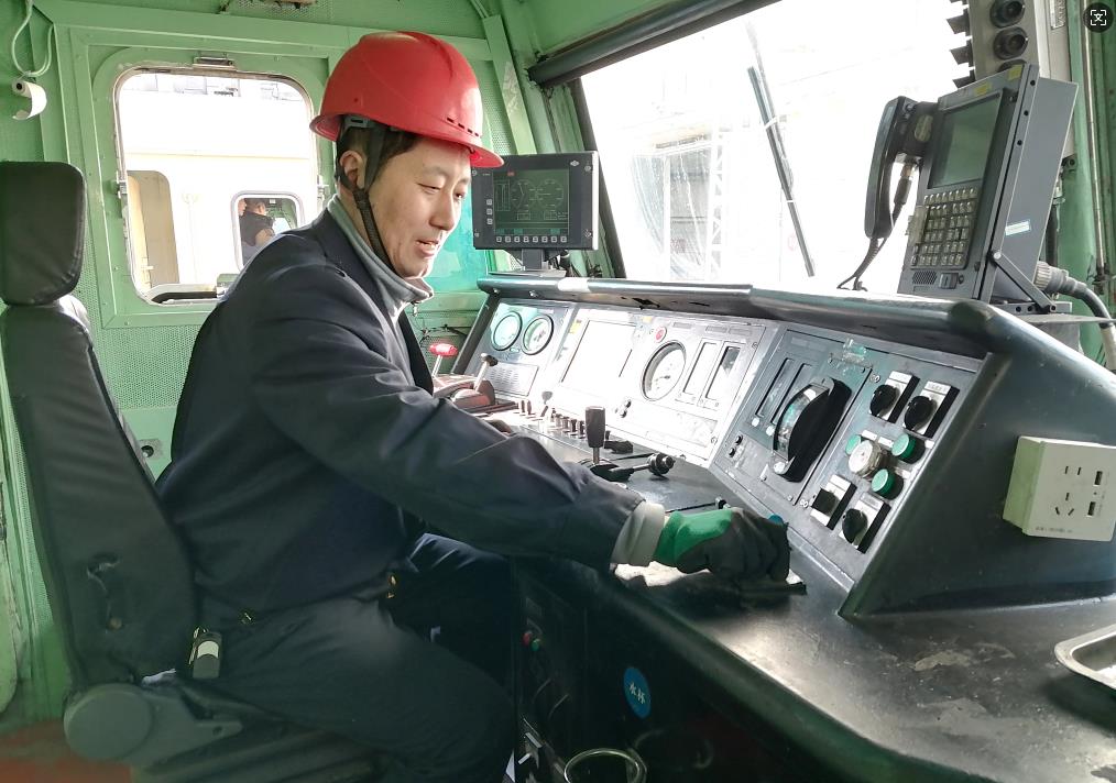 韓文盛正在檢查司機(jī)室操作臺。張秋生 攝