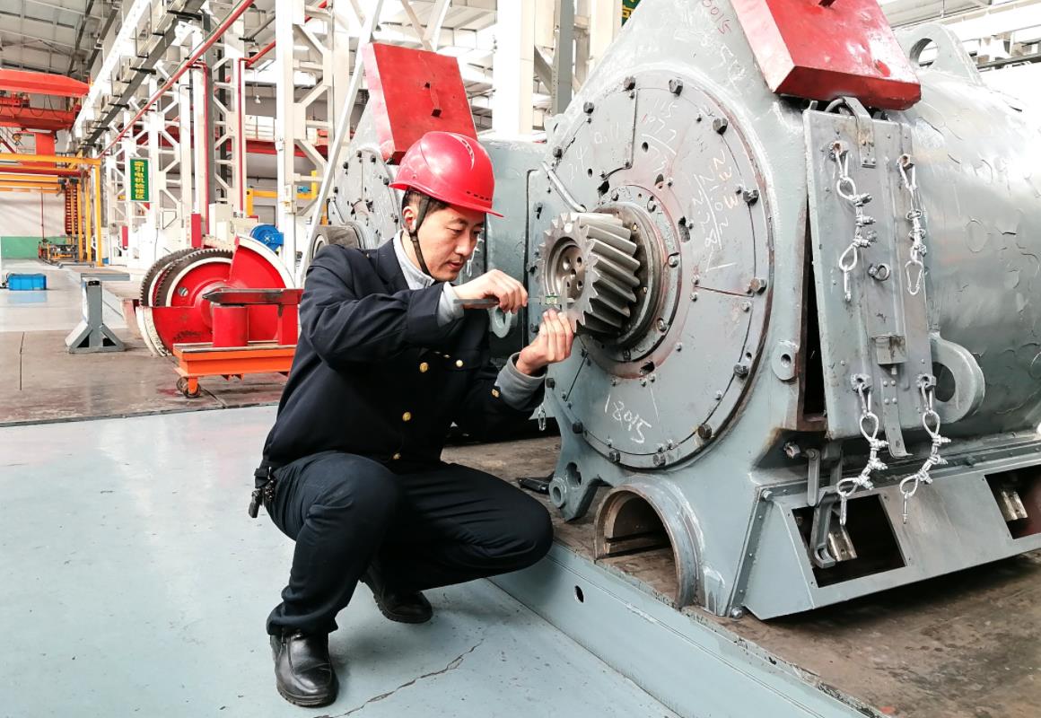 韓文盛用深度尺測量牽引電機(jī)主動齒輪裝入量。