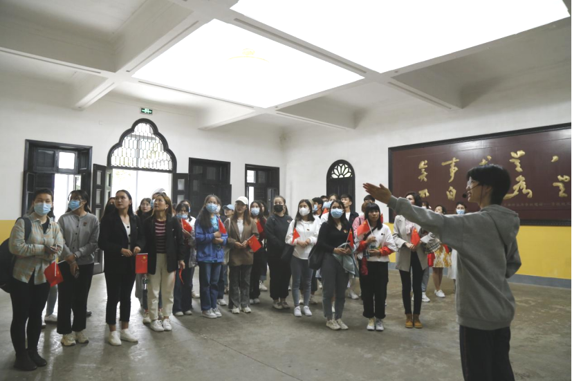 2021年5月20日，在喜迎中國共產(chǎn)黨建黨100周年之際，我校開展了少數(shù)民族學(xué)生“學(xué)黨史、感恩黨、跟黨走”紅色研學(xué)活動。