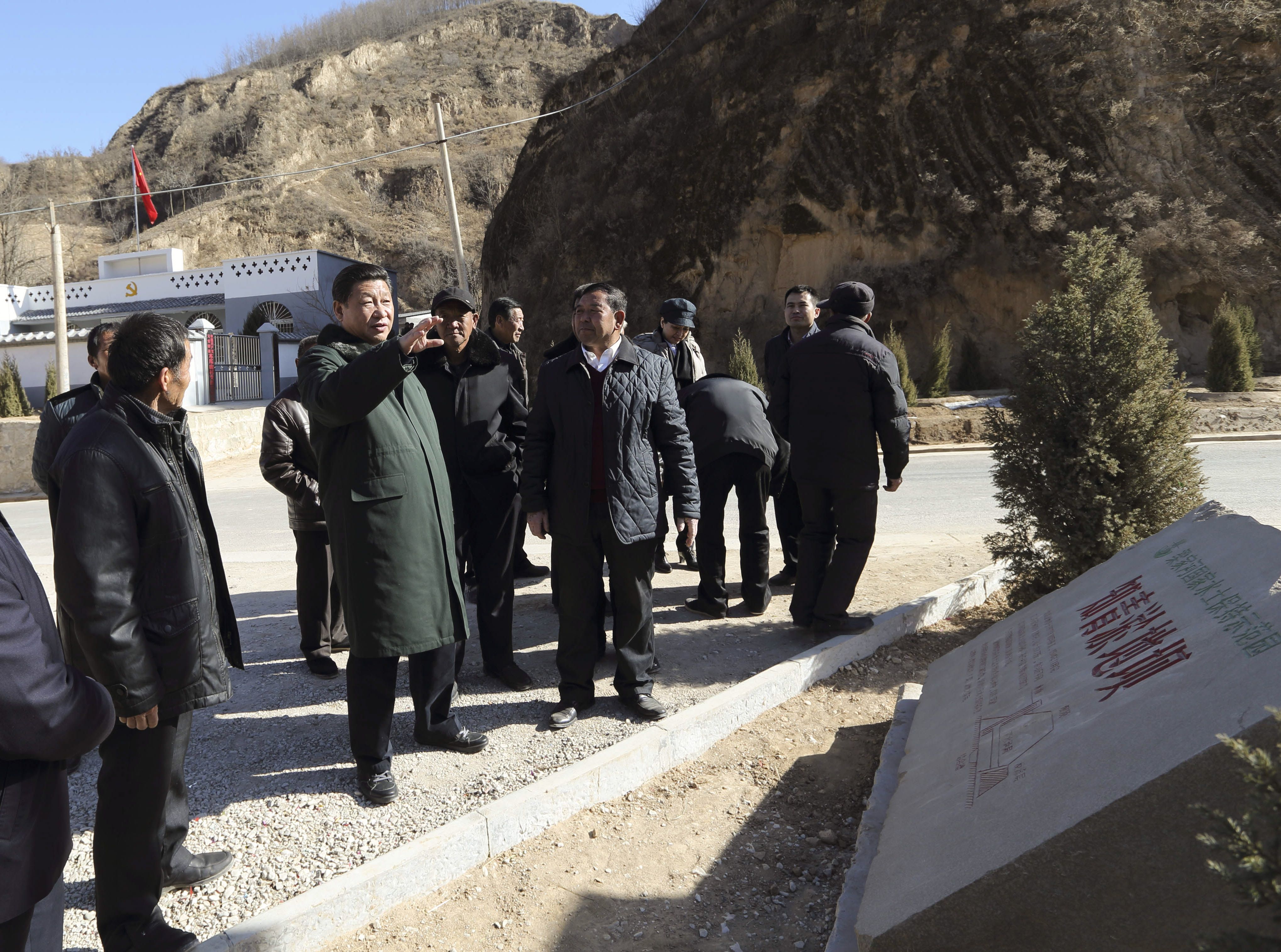 2015年春節(jié)前夕，習(xí)近平來到陜西考察調(diào)研，第一站便來到延安市延川縣梁家河村。新華社 發(fā)