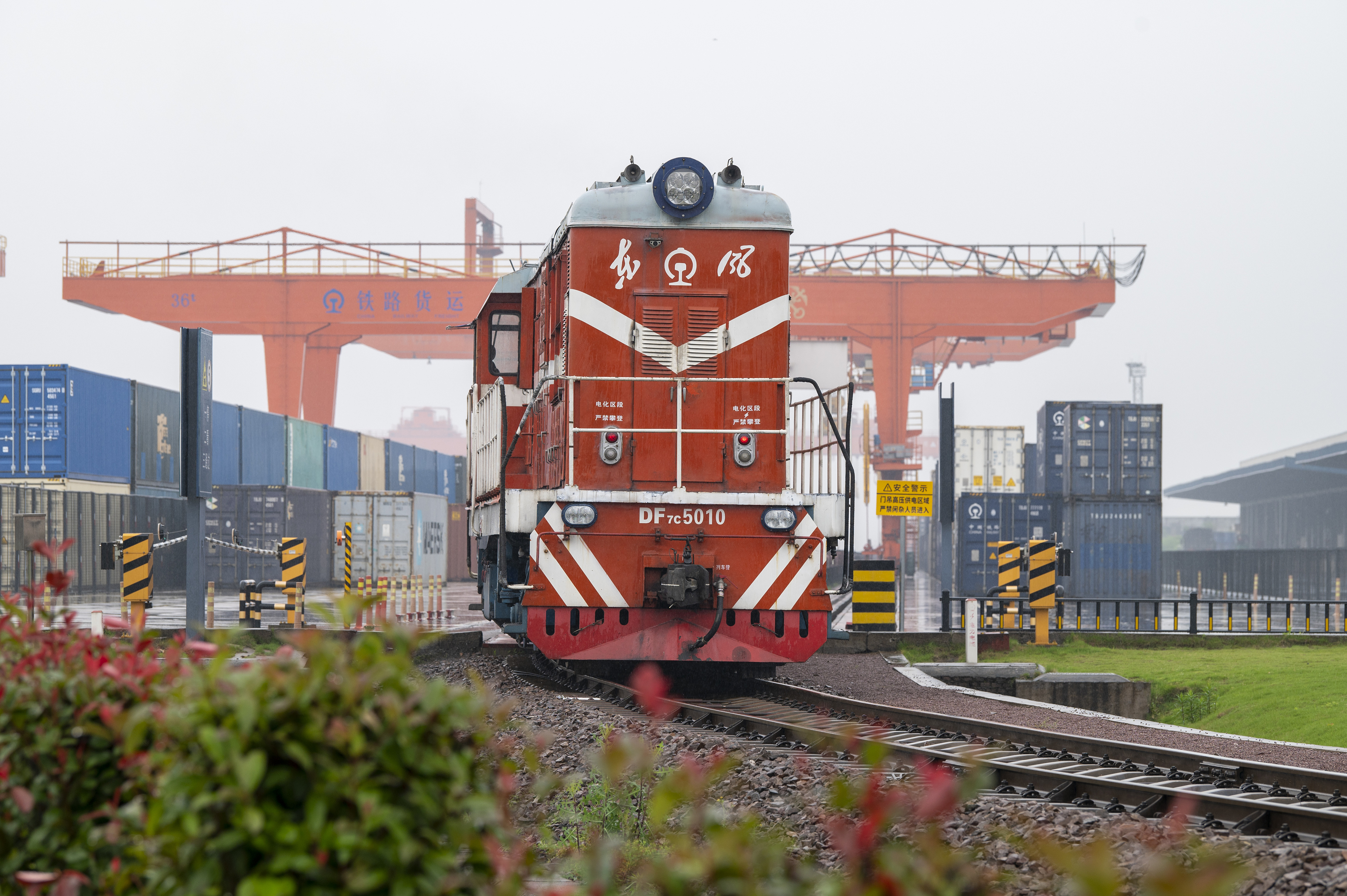 2024年5月5日，“五一”假期最后一天。在浙江省金華市金東區(qū)鐵路金華南站，一列滿載110標(biāo)箱的中歐班列緩緩啟程駛往匈牙利。