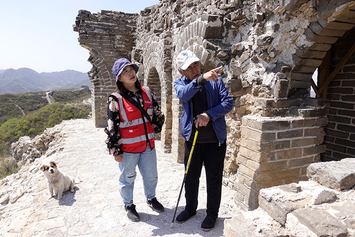 在明長城遺址上，梅景田給外甥女劉紅巖講述長城故事。