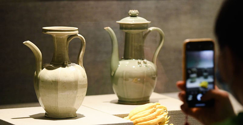 2021年9月14日，浙江省博物館，觀眾在拍攝北宋龍泉窯執(zhí)壺（左）和龍泉青瓷藝人劉杰制作的執(zhí)壺。