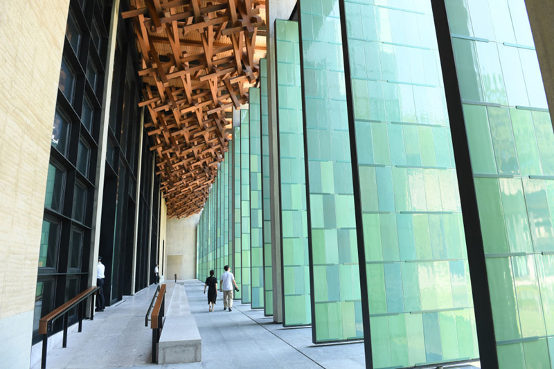 2022年7月23日，杭州國家版本館屋頂?shù)哪緲?gòu)和青瓷門扇相映成趣。