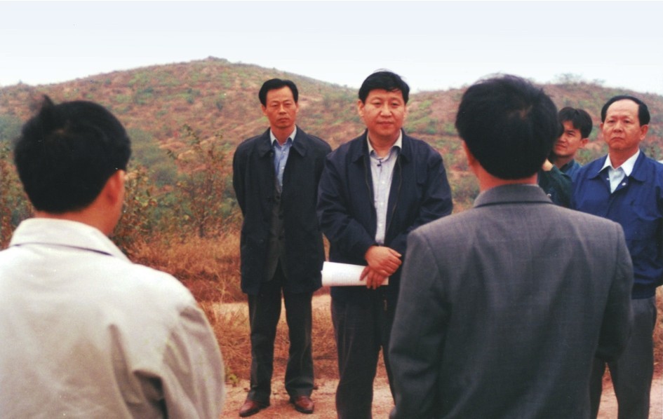 1999年11月，習近平在龍巖市長汀縣河田水土流失治理區(qū)調研。圖源：《習近平在福建（下）》