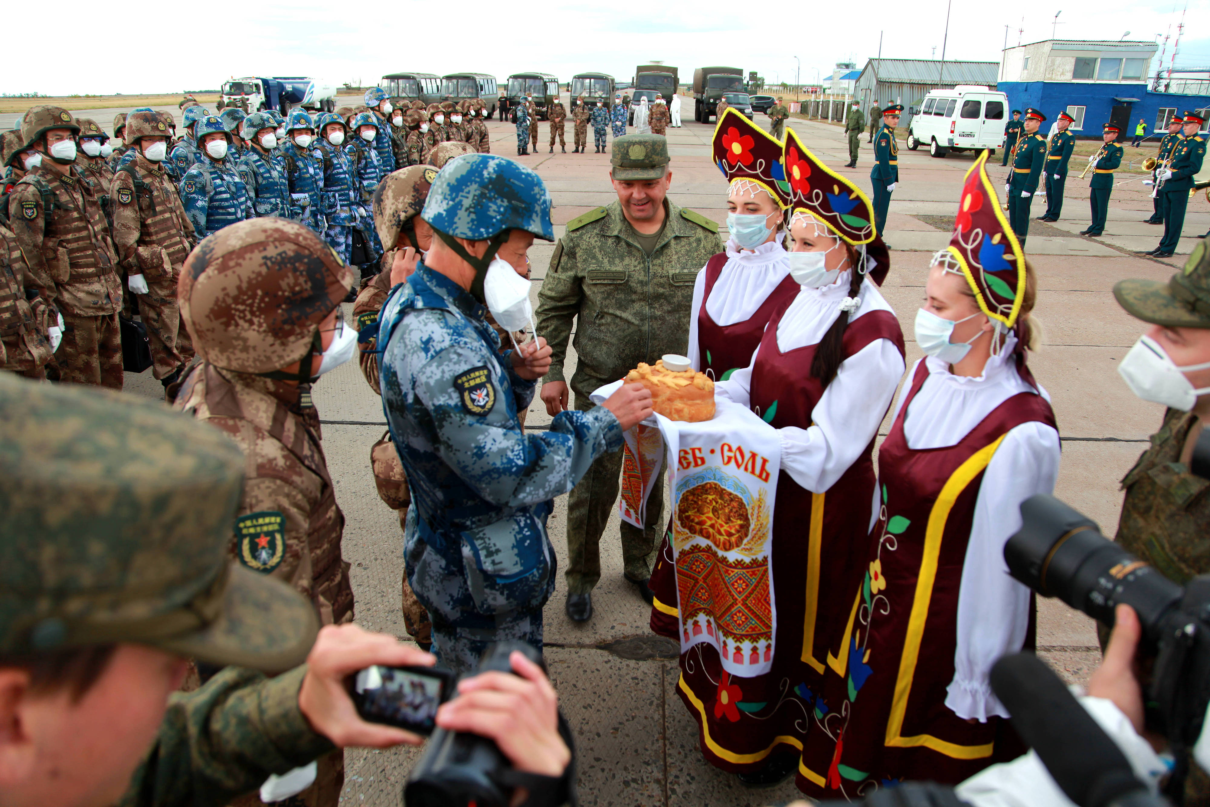 當(dāng)?shù)貢r(shí)間2021年9月10日，跨境參加“和平使命-2021”上海合作組織成員國聯(lián)合反恐軍演的中方部隊(duì)導(dǎo)演部抵達(dá)俄羅斯奧倫堡“東古茲”靶場演習(xí)地域。圖為俄方人員為中方人員舉行歡迎儀式。