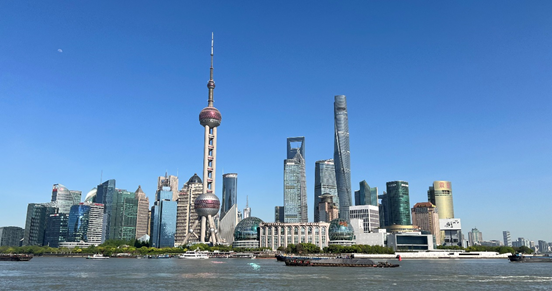 沿蘇州河遠(yuǎn)眺陸家嘴城市建筑群。人民網(wǎng) 馬作鵬 攝