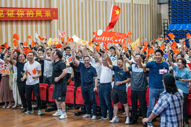 北京時(shí)間7月27日，2024年巴黎奧運(yùn)會(huì)首個(gè)比賽日，在射擊10米氣步槍混合團(tuán)體比賽中，中國選手黃雨婷/盛李豪獲得金牌。圖為黃雨婷的母校師生們通過收看奧運(yùn)直播的方式為她加油助威。