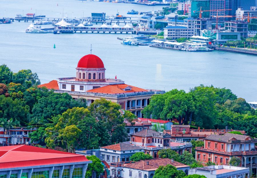 鼓浪嶼素有“萬國建筑博物館”的美譽(yù)，八卦樓作為全國重點(diǎn)文物保護(hù)單位，是鼓浪嶼世界文化遺產(chǎn)核心要素之一。楊勁堅(jiān) 攝