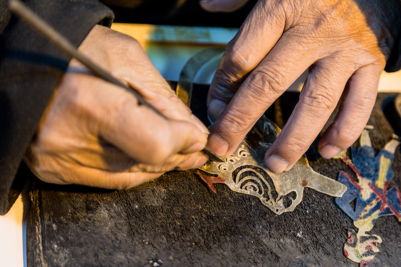 皮影非遺傳承人正在制作皮影。