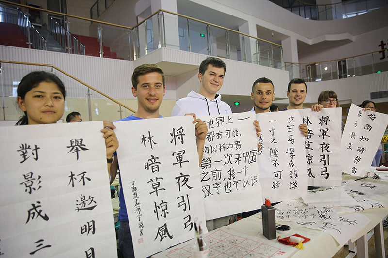 2017年6月5日，來自青島大學(xué)和中國石油大學(xué)（華東）的外國留學(xué)生在展示剛剛現(xiàn)場完成的書法作品。