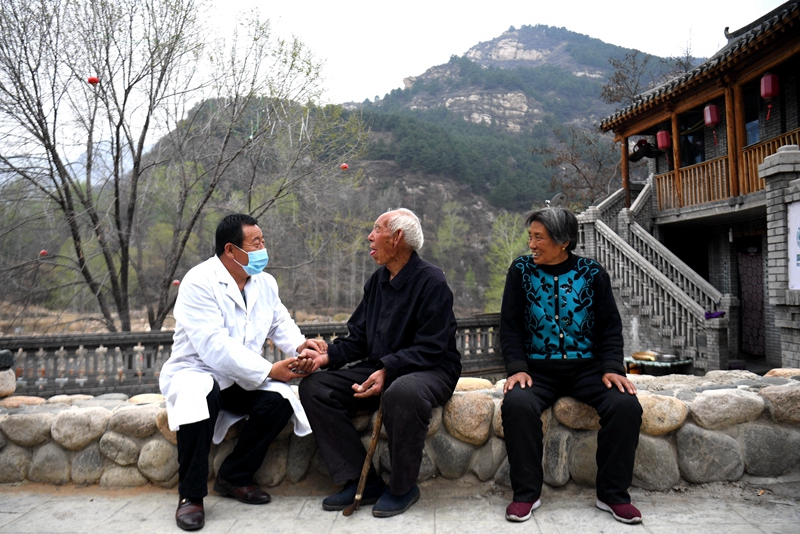 2020年4月15日，在河北阜平縣龍泉關(guān)鎮(zhèn)駱駝灣村，村醫(yī)霍建國(guó)為村民把脈。
