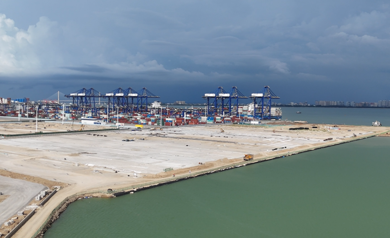 海南洋浦區(qū)域國際集裝箱樞紐港擴建工程項目現(xiàn)場。人民網(wǎng)記者 牛良玉攝