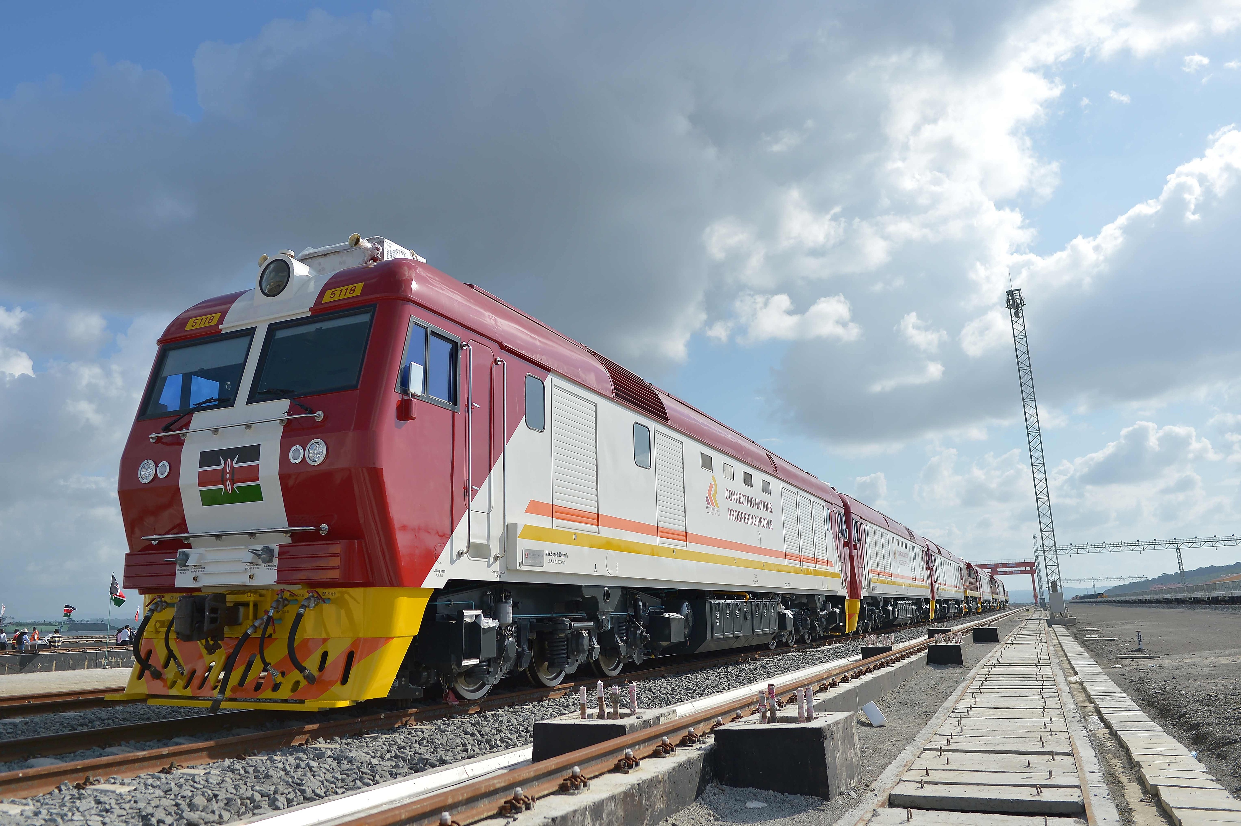 當(dāng)?shù)貢r間2017年5月30日，肯尼亞蒙巴薩，連接肯尼亞港口城市蒙巴薩和首都內(nèi)羅畢的蒙內(nèi)鐵路正式竣工通車。