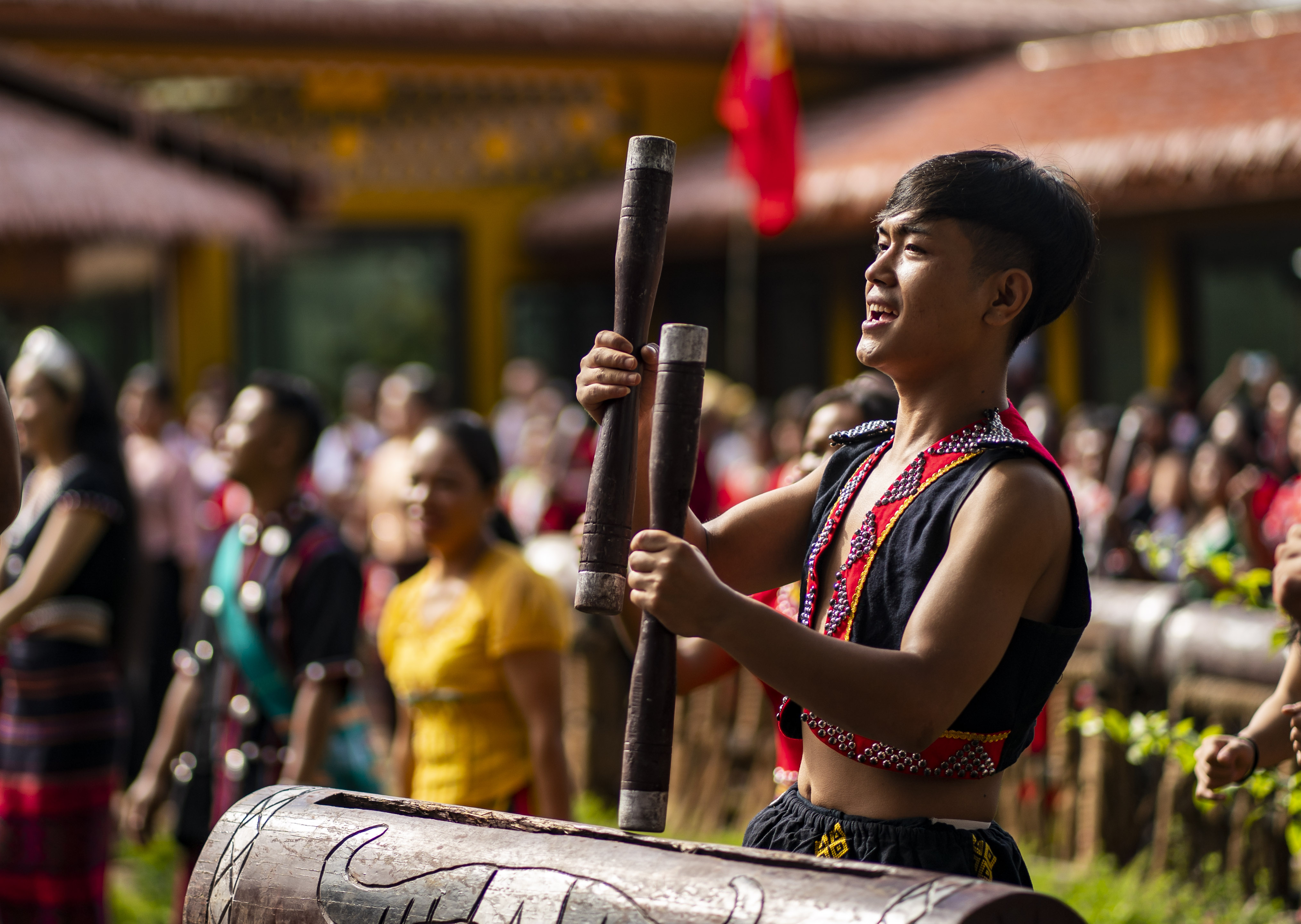 云南省滄源縣班洪鄉(xiāng)班洪村的佤族群眾唱響《阿佤人民唱新歌》（2021年8月20日攝）。