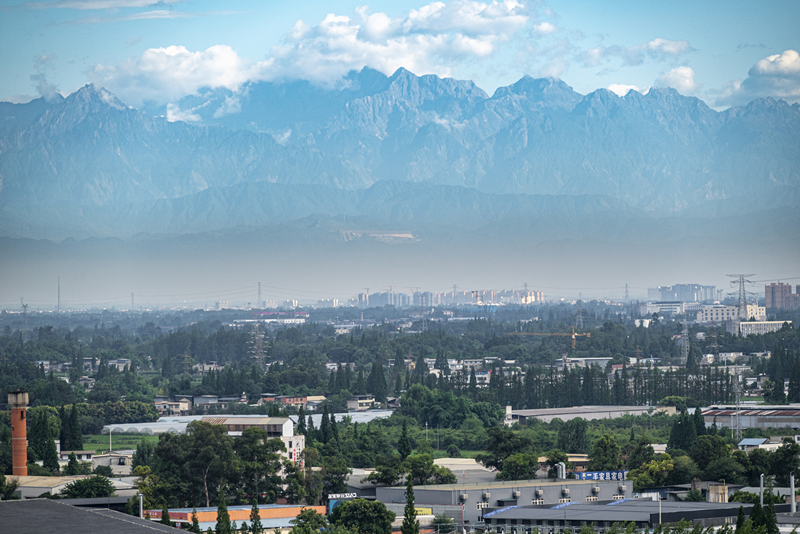 2024年7月1日，成都天氣晴好，遠(yuǎn)處雪山清晰可見。