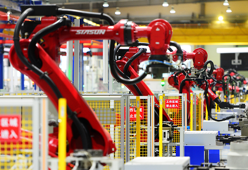 2019年11月22日，沈陽，一家數(shù)字化智能工廠內(nèi)，名為SR210的機(jī)器人正在自主地抓取各種零部件，快速組裝稍小的工業(yè)機(jī)器人。