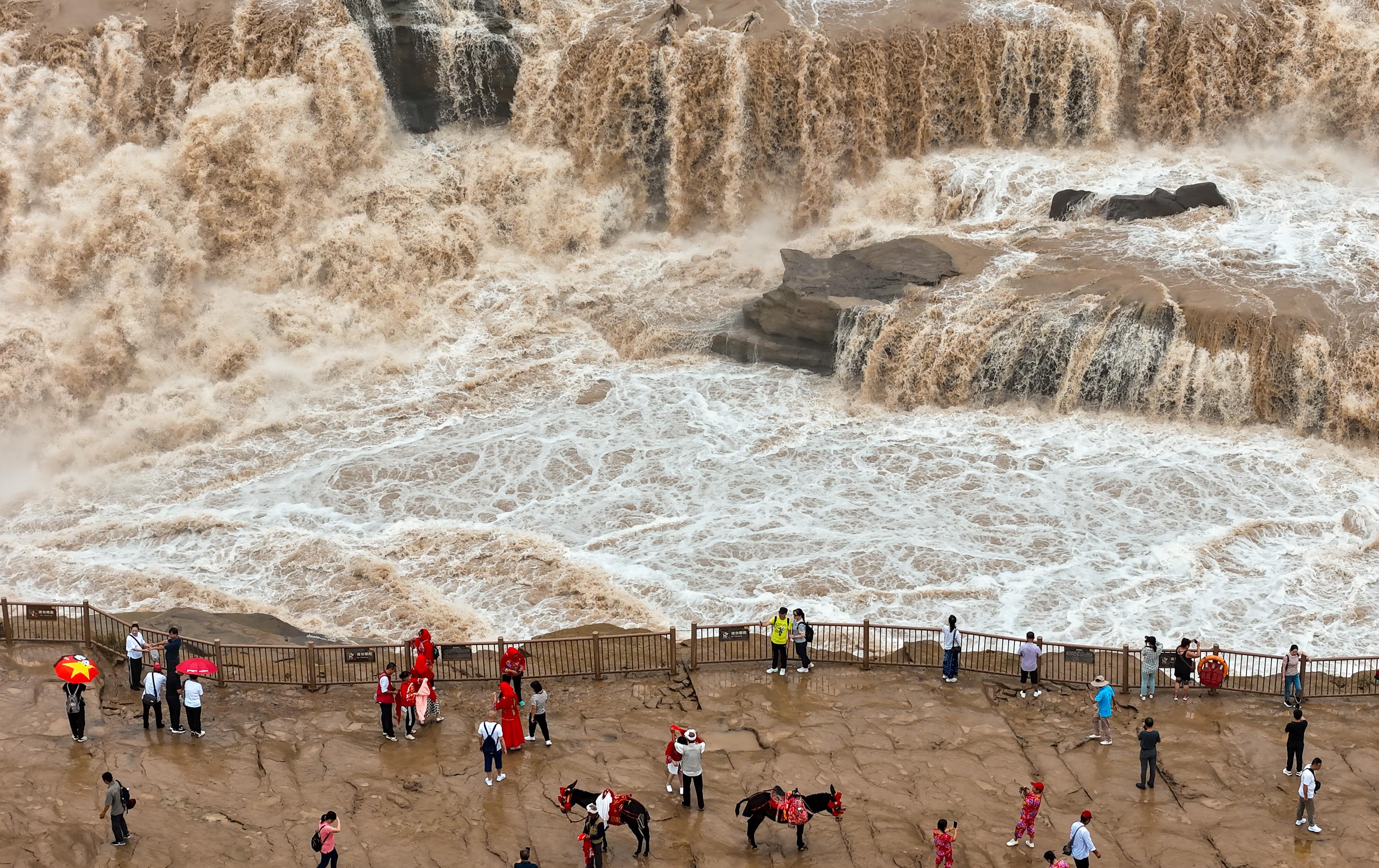 △2024年9月，游客在黃河壺口瀑布景區(qū)游覽。