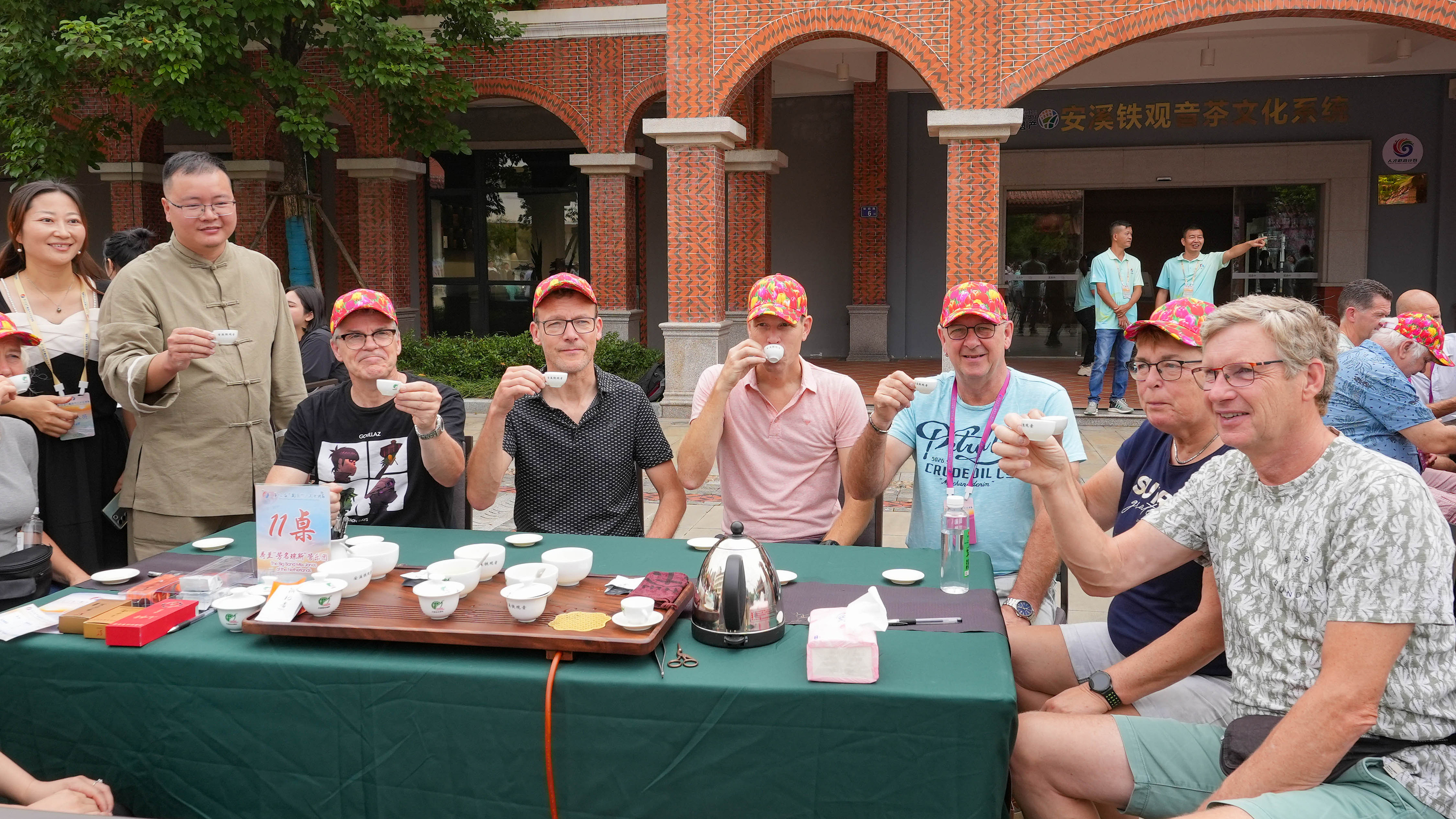 △2023年10月4日，福建泉州，外國人品中國茶。