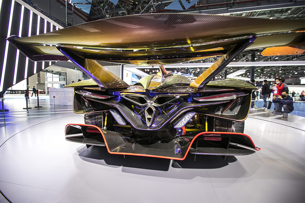 2020年11月5日，上海，來自德國的全球首款全碳纖維跑車亮相進(jìn)博會。該車總重量只有1250KG。