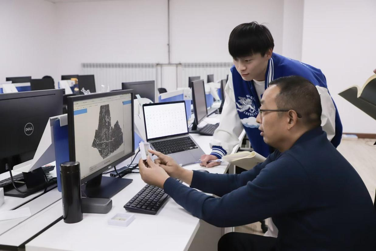 安陽師范學院甲骨文信息處理教育部重點實驗室，劉永革正在給學生講甲骨文。受訪者供圖