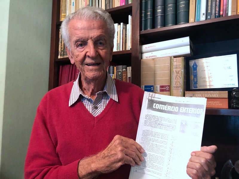 卡洛斯·塔瓦雷斯與其1971年發(fā)表的文章《中國的對外貿(mào)易》。資料圖片