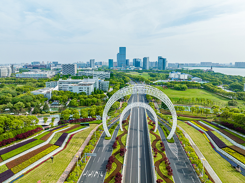 圖為蘇州工業(yè)園區(qū)星湖街鋼結(jié)構(gòu)雕塑。