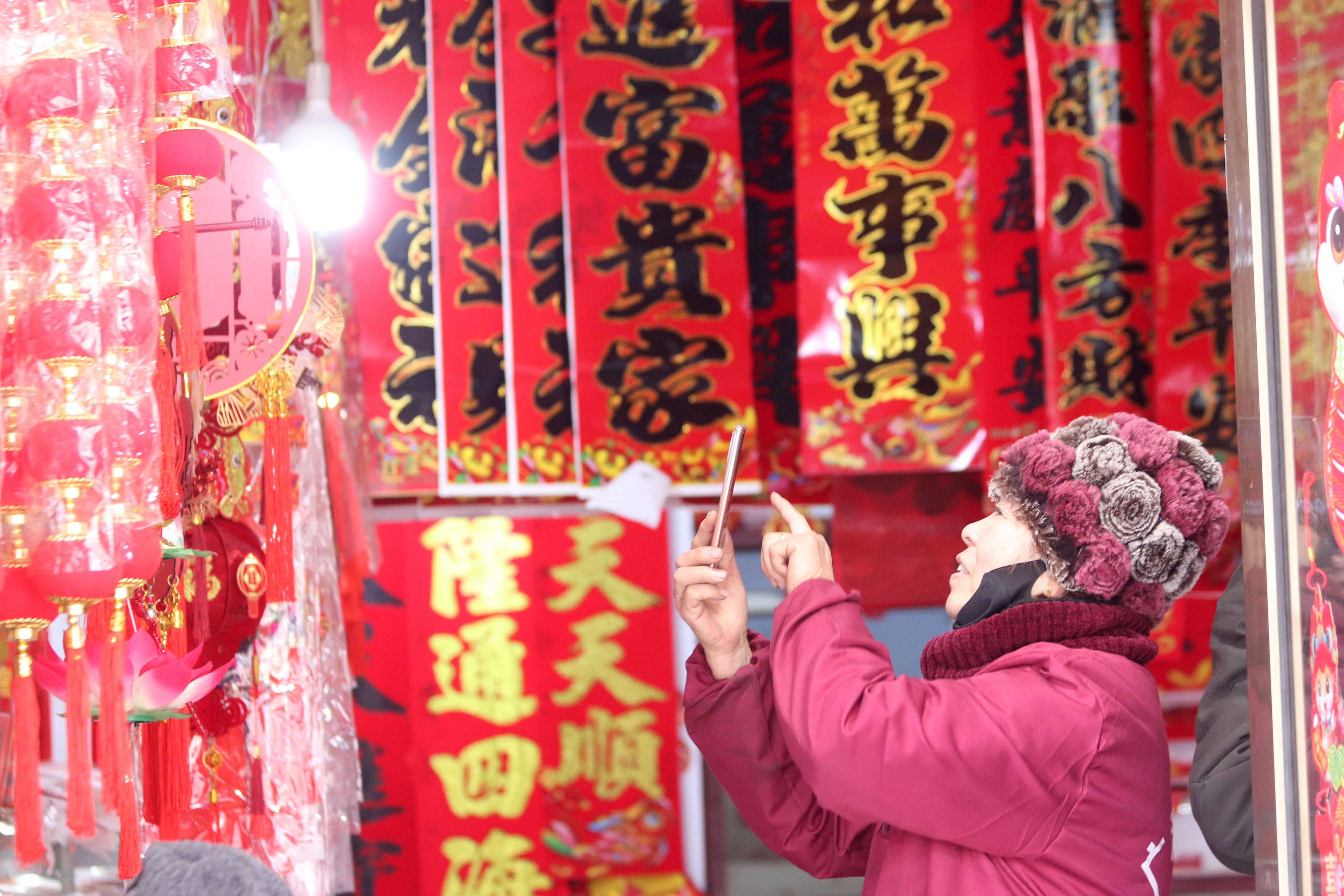 2025年1月5日，在山東省高密市夏莊鎮(zhèn)東李家村，商戶使用手機(jī)推銷新春飾品。