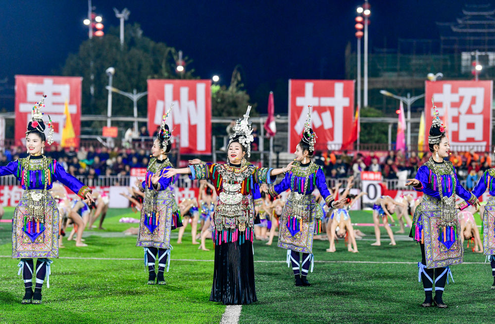 2025年3月14日，2025年貴州“村超”40強(qiáng)交叉賽在榕江“村超”足球場(chǎng)舉行，演員在比賽間隙表演侗族大歌，民族文化伴隨著體育賽事成功“出圈”。圖片來源：新華社