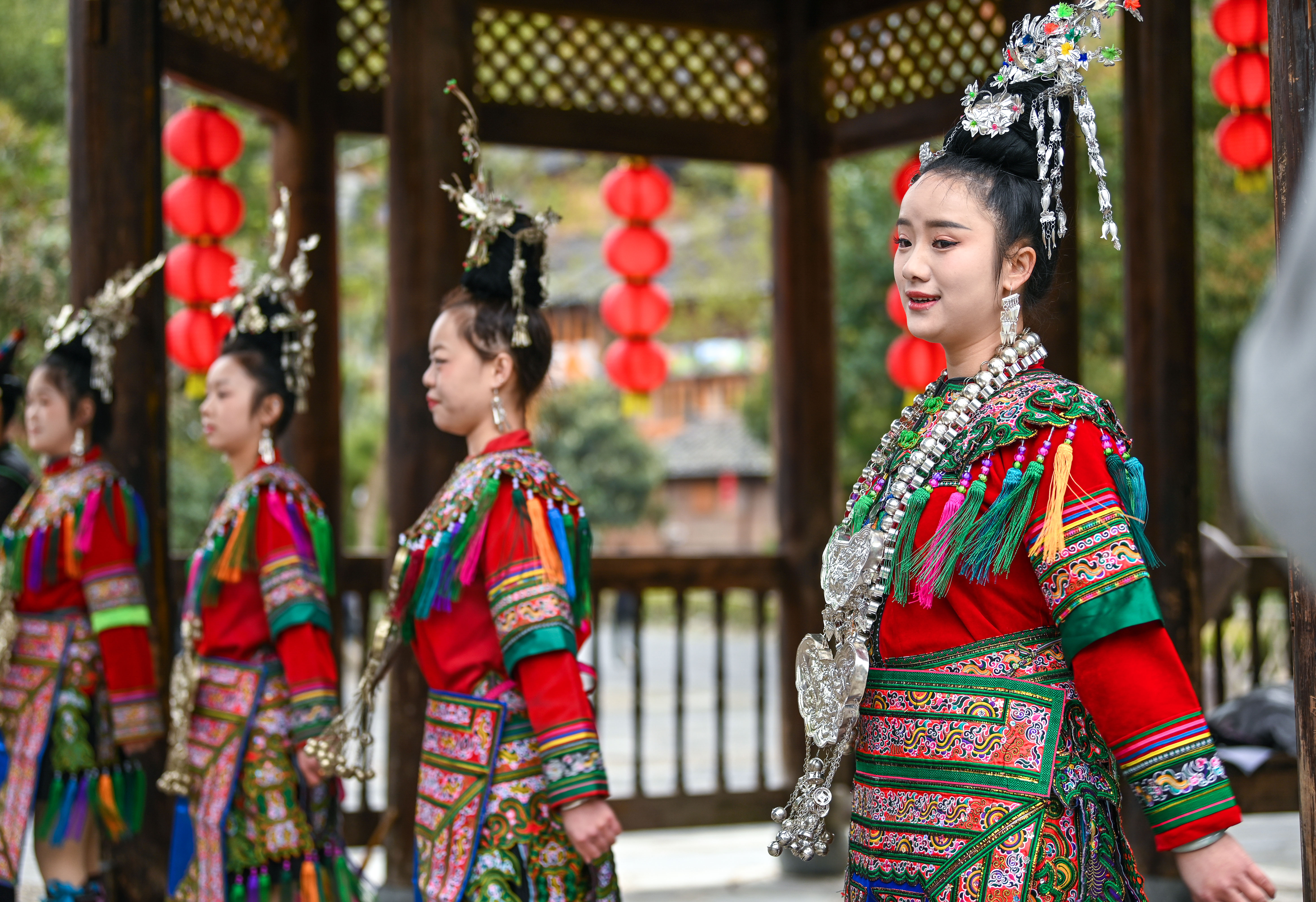  2025年3月18日，侗族群眾在貴州省黎平縣肇興侗寨給游客演唱侗族大歌。