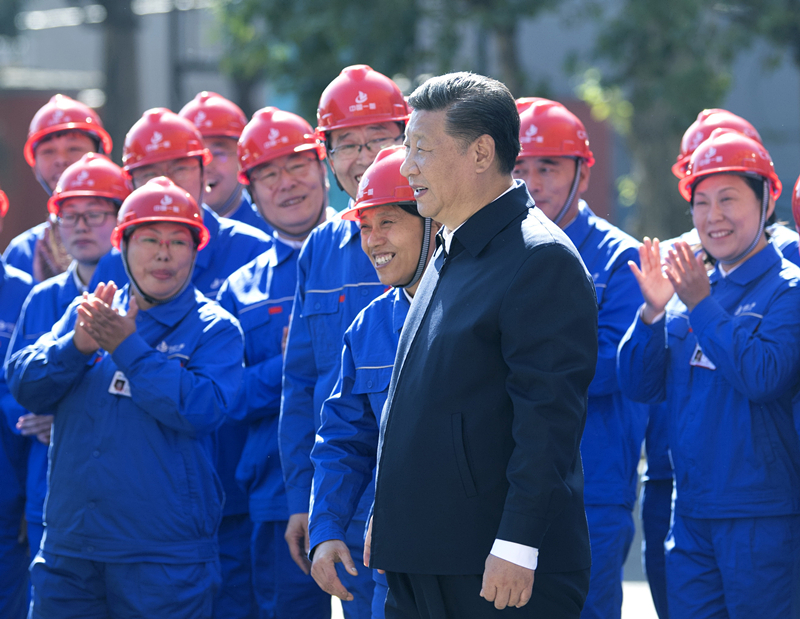 2018年9月26日，在中國一重集團(tuán)，習(xí)近平總書記走到工人中間，同大家親切交流。