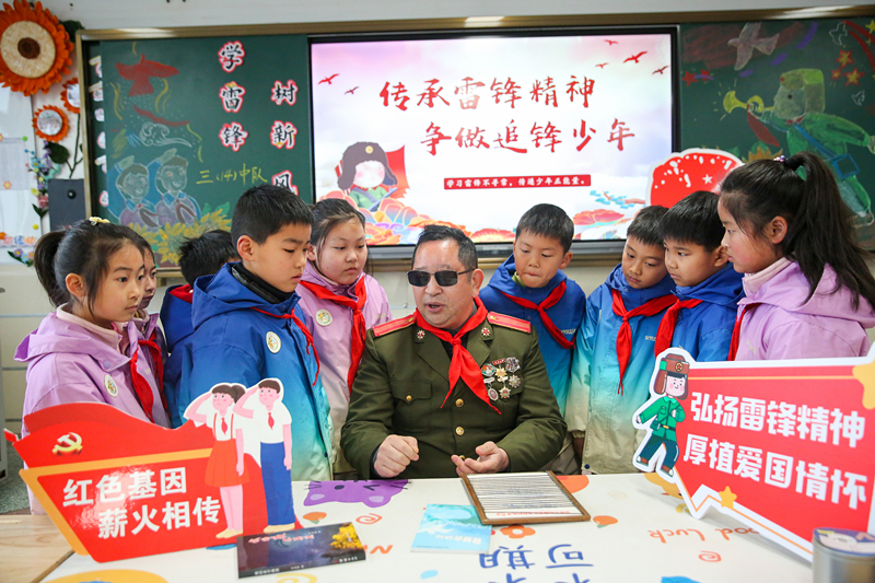 2025年3月3日，江蘇南通如皋市安定小學(xué)里，傷殘軍人許波銀在思政小課堂上向?qū)W生講述雷鋒故事。